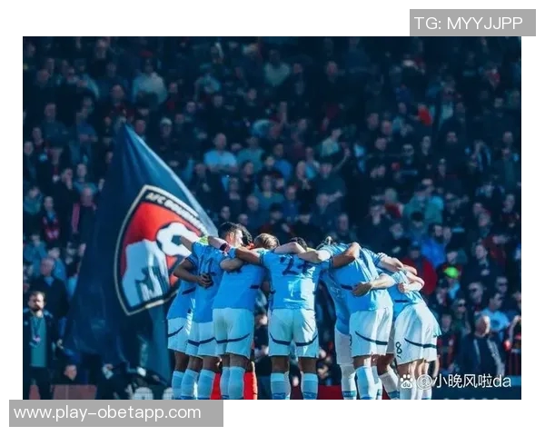 马刺队哈珀脚踝受伤佩戴保护靴拄拐杖离开球馆希望早日康复