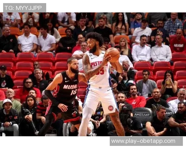 萨迪克贝半场表现突出独得13分1板2助成为全队唯一上双球员